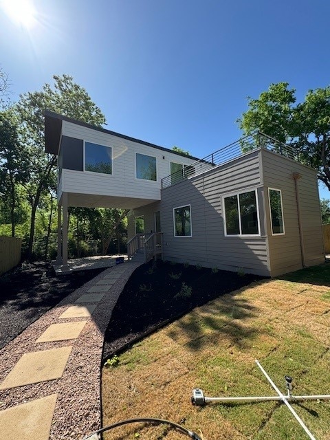 view of front of home with a front lawn