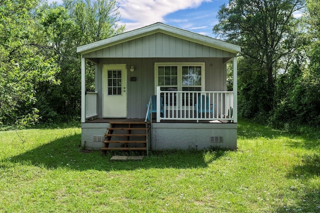 view of front of property featuring a porch and a front yard