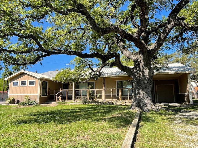 single story home featuring a front lawn