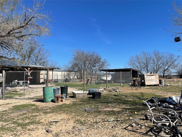 view of yard featuring an outdoor structure