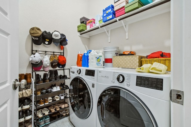 washroom featuring light tile flooring and washing machine and clothes dryer