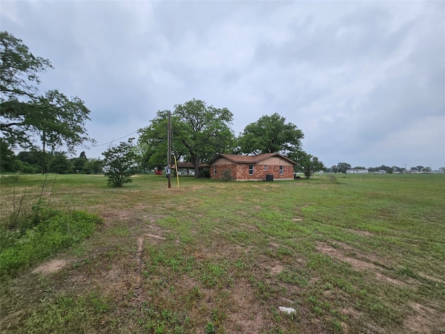 view of yard featuring a rural view