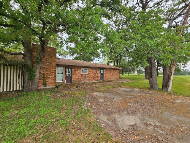 exterior space featuring a front yard