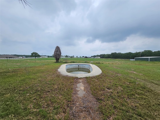 view of yard featuring a rural view