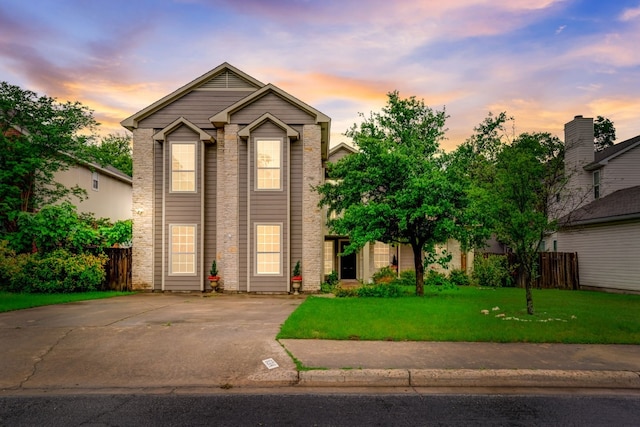 front of property featuring a yard