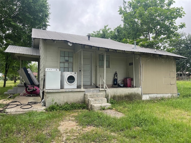 view of front of property with washer / clothes dryer