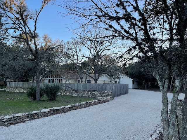 view of front facade featuring a front lawn