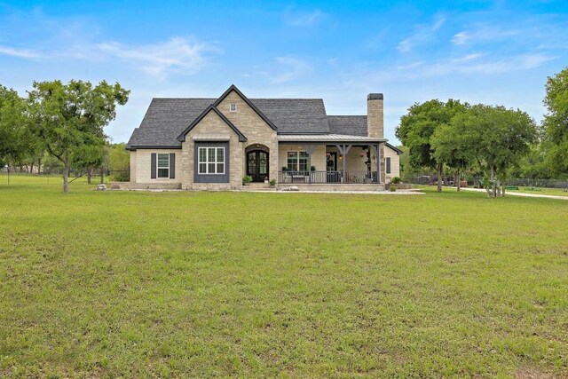 view of front facade featuring a front lawn