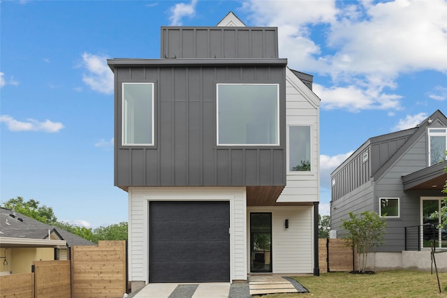 view of front facade featuring a garage and a front yard