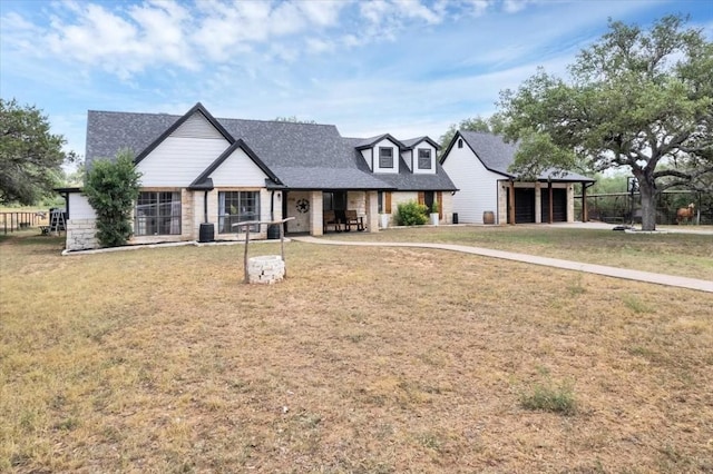 view of front of property featuring a front yard