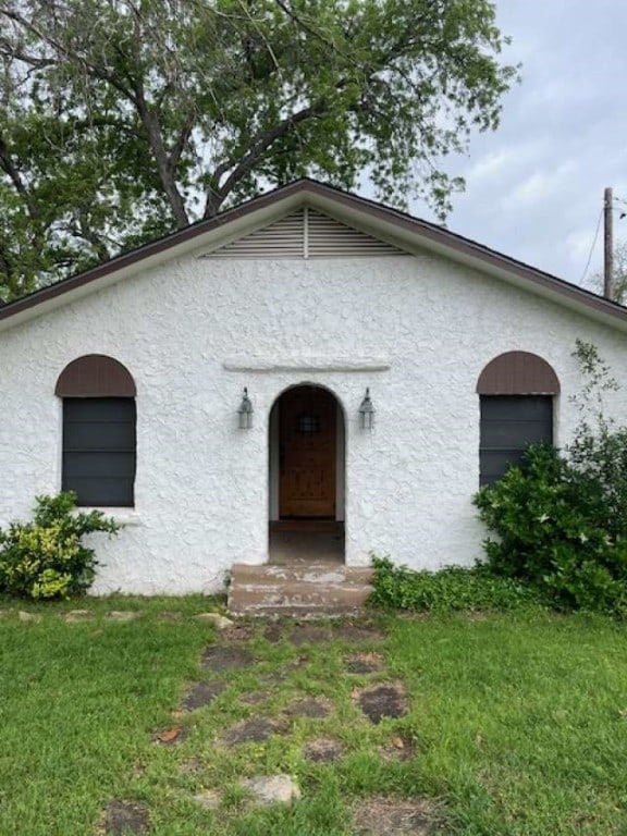 view of front facade featuring a front yard