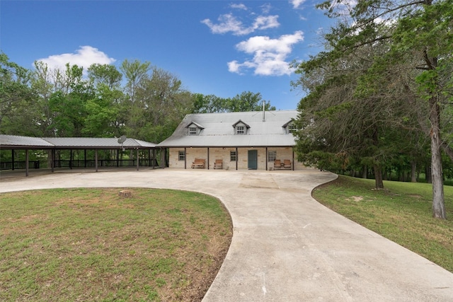 view of front of home featuring a front yard