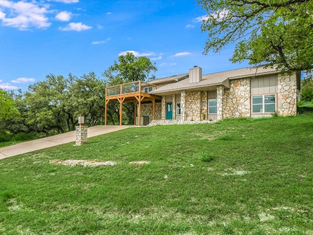 view of front of house featuring a front lawn