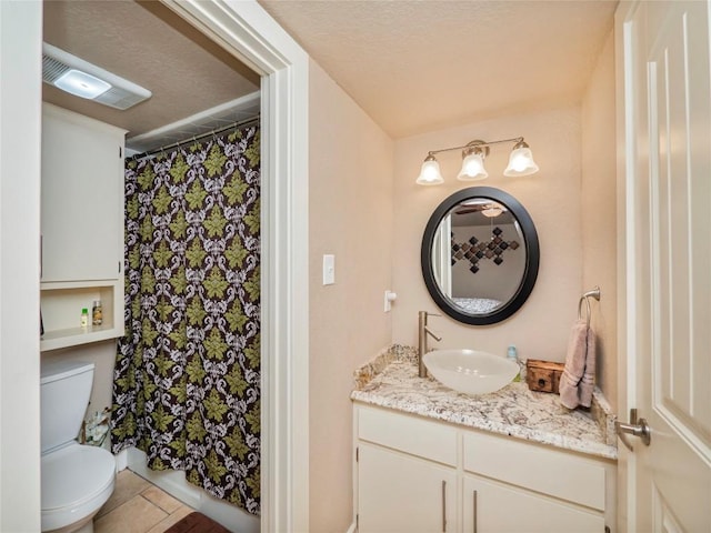 full bathroom with a shower with shower curtain, visible vents, toilet, and vanity