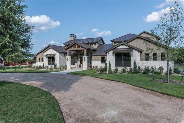 modern inspired farmhouse featuring a front yard