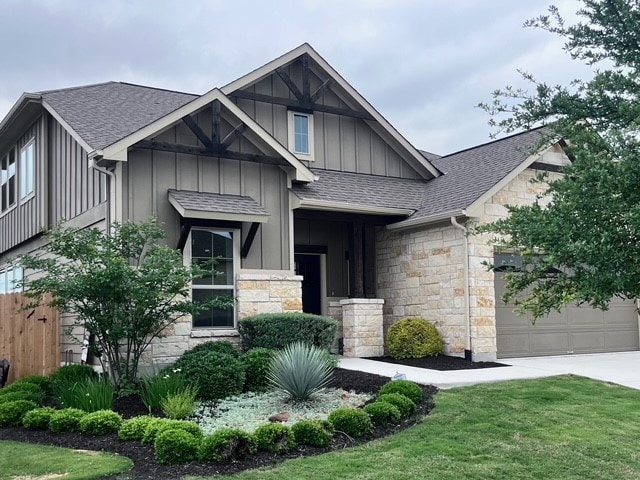 view of front of property featuring a front lawn