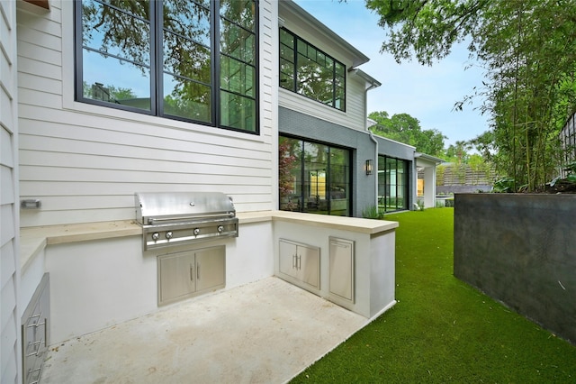 view of patio featuring an outdoor kitchen and grilling area