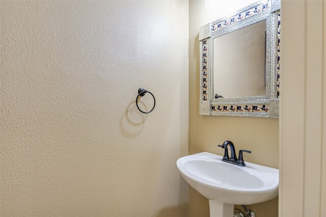 bathroom featuring sink