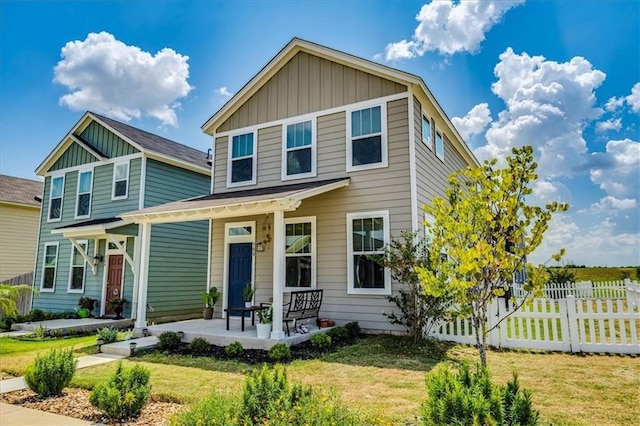 view of front of property featuring a porch and a front yard