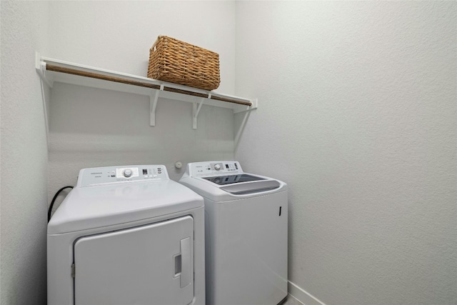 laundry room with laundry area, baseboards, and independent washer and dryer