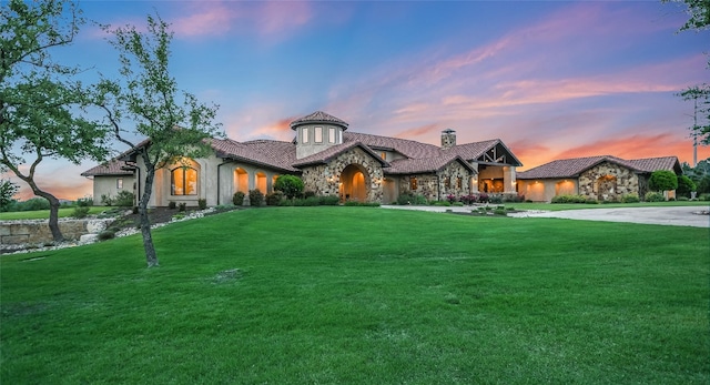 view of front of property featuring a lawn