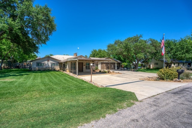 ranch-style home featuring a front lawn