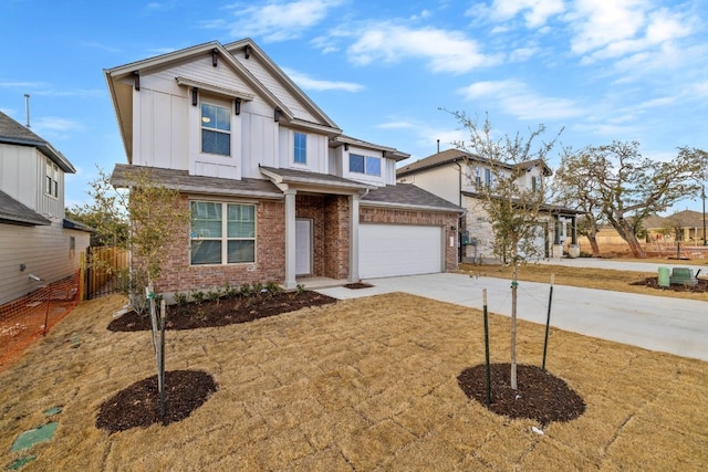 craftsman inspired home featuring a front lawn