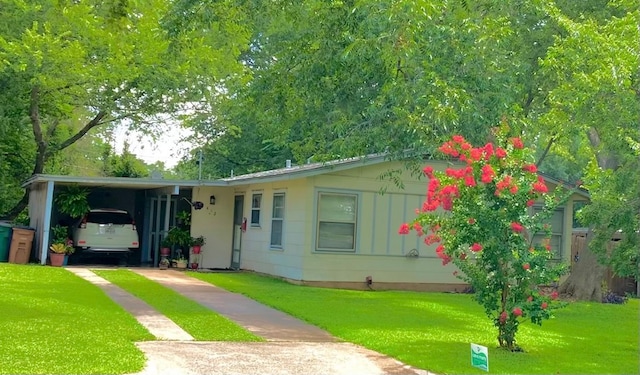 view of front facade featuring a front yard and a carport