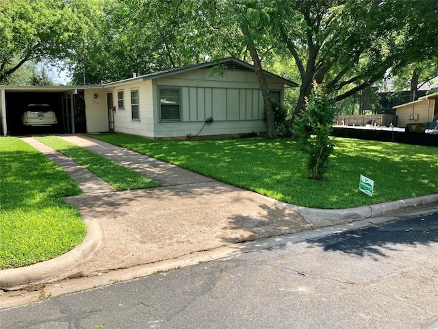 view of front of property featuring a carport and a front yard