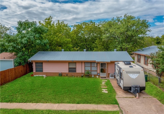 view of front of home featuring a front yard