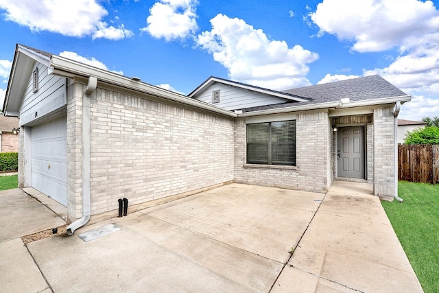 view of front facade with a garage