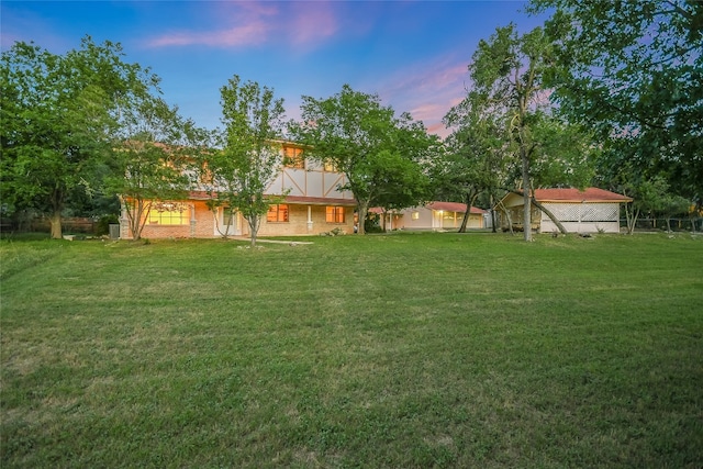 view of yard at dusk