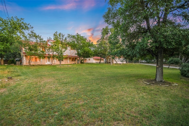 view of yard at dusk