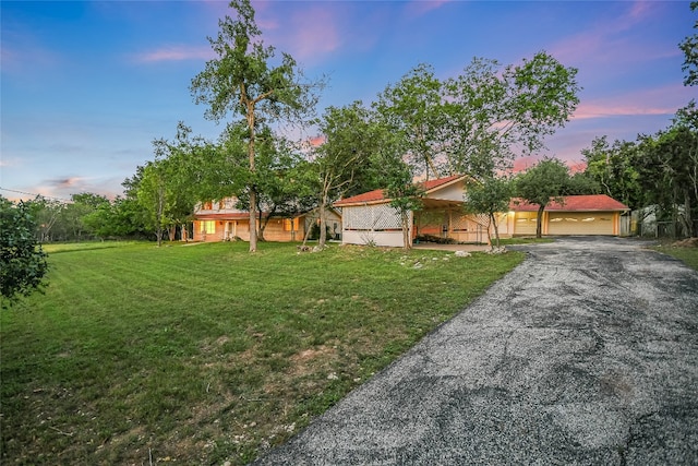 view of yard at dusk