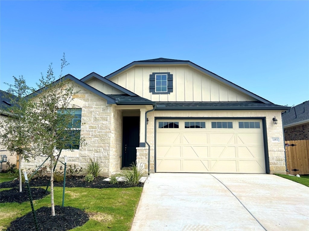 view of front of house featuring a front yard