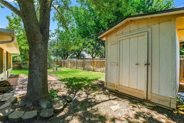 view of yard featuring a storage shed