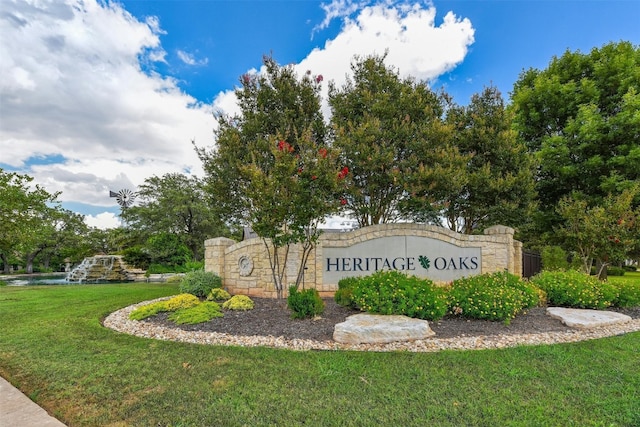 community sign featuring a yard