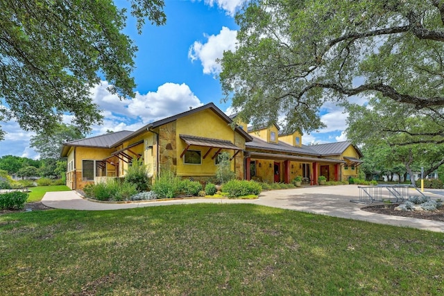 view of front of home featuring a front lawn