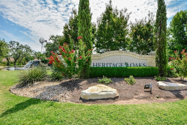 community / neighborhood sign featuring a yard