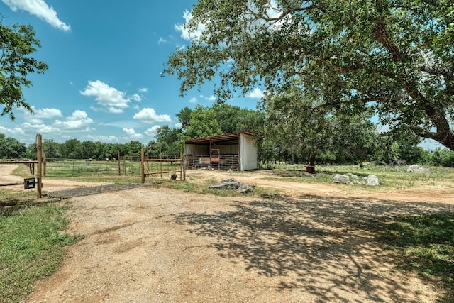 view of yard with an outdoor structure