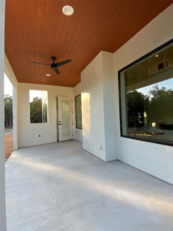 view of terrace featuring ceiling fan