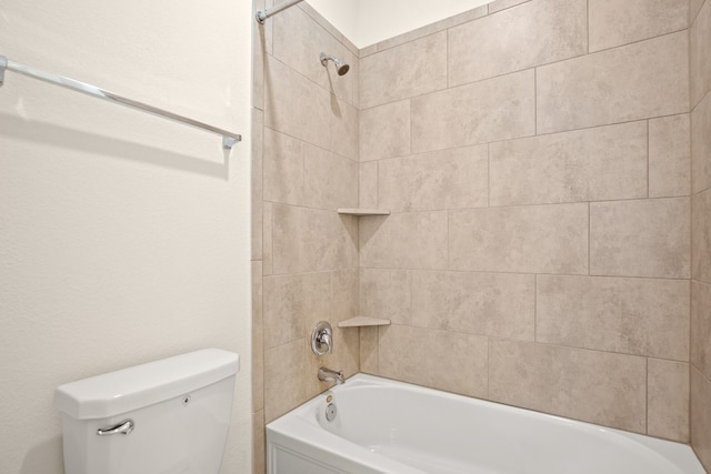 bathroom with toilet and tiled shower / bath