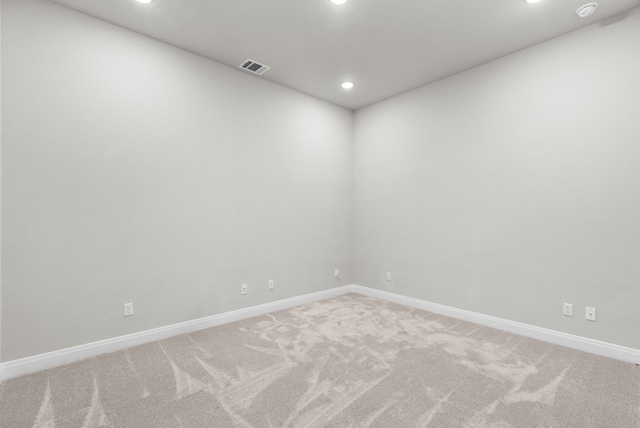 carpeted spare room with baseboards, visible vents, and recessed lighting