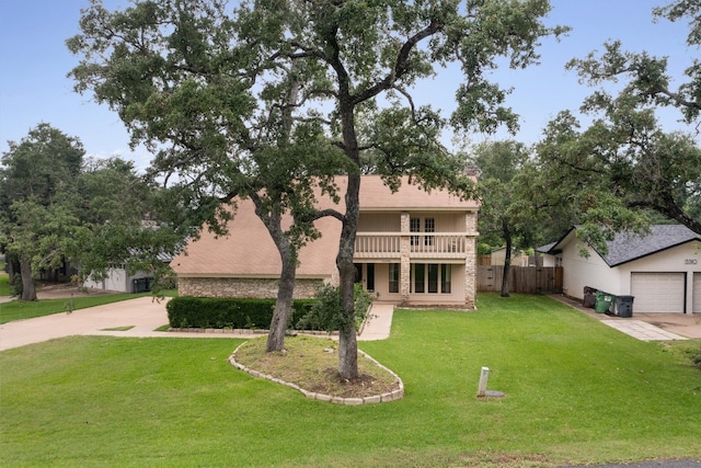 view of front of property featuring a wooden deck and a front lawn