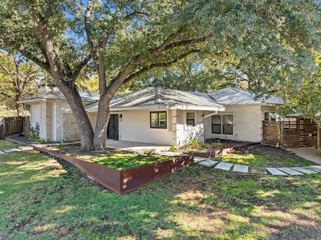 single story home with a front lawn