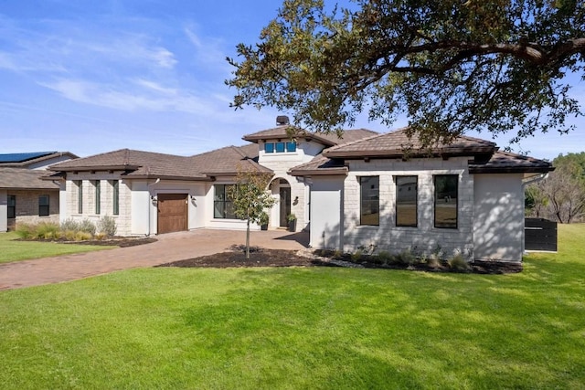 view of front of house featuring a garage and a front yard