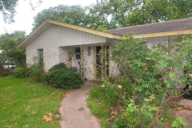 view of front of house featuring a front yard