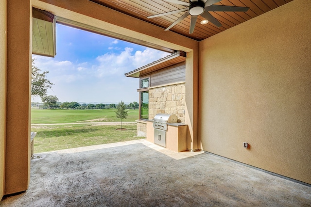 view of patio with area for grilling, an outdoor kitchen, and ceiling fan