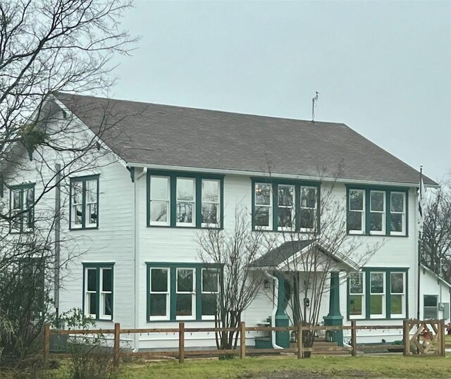 view of front of house featuring a front yard