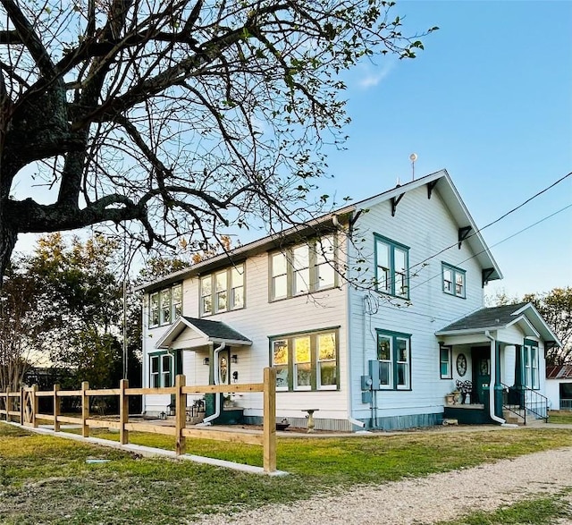 view of front of house featuring a front lawn